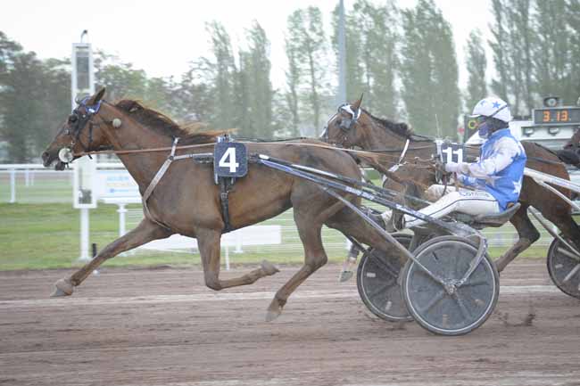 Photo d'arrivée de la course pmu PRIX DE SAINT-DIDIER-LA-FORET à VICHY le Lundi 17 mai 2021