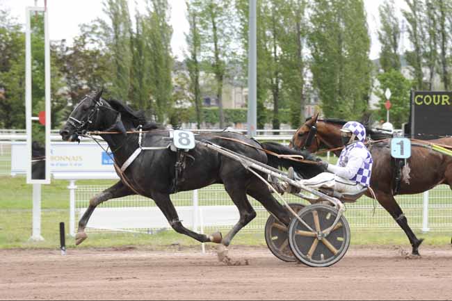 Photo d'arrivée de la course pmu PRIX DE MARCENAT à VICHY le Lundi 17 mai 2021
