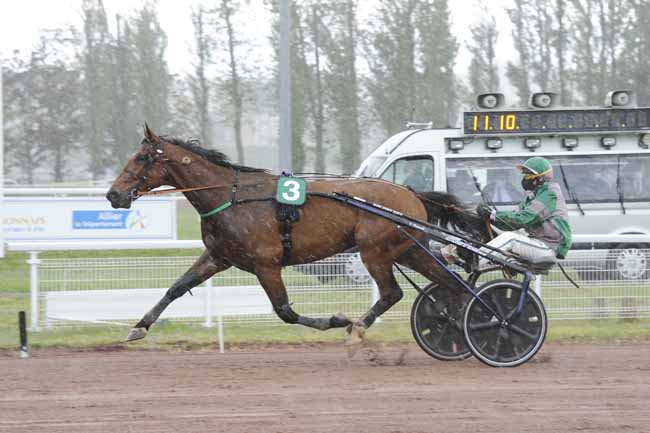 Photo d'arrivée de la course pmu PRIX DE SAINT-PONT à VICHY le Lundi 17 mai 2021