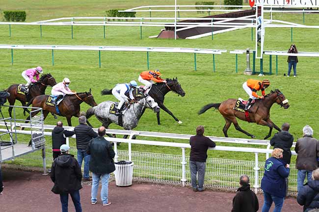 Photo d'arrivée de la course pmu PRIX DU PALAIS IMPERIAL à COMPIEGNE le Mardi 25 mai 2021