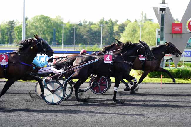 Photo d'arrivée de la course pmu SULKY 4 ANS QUALIF 3 - PRIX PHAETON à PARIS-VINCENNES le Vendredi 28 mai 2021