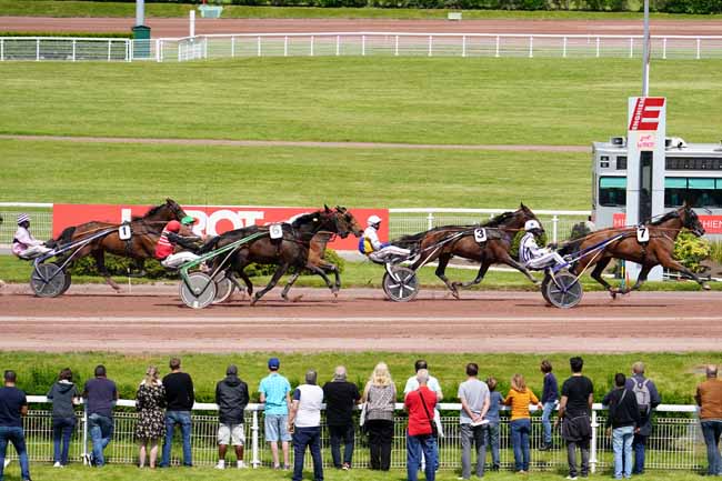 Photo d'arrivée de la course pmu PRIX DE L'OBELISQUE à ENGHIEN le Samedi 29 mai 2021
