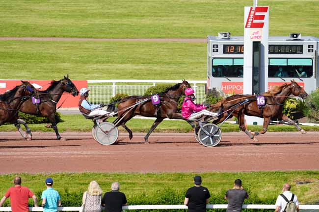 Photo d'arrivée de la course pmu PRIX DE LA PLACE DU CHATELET à ENGHIEN le Samedi 29 mai 2021