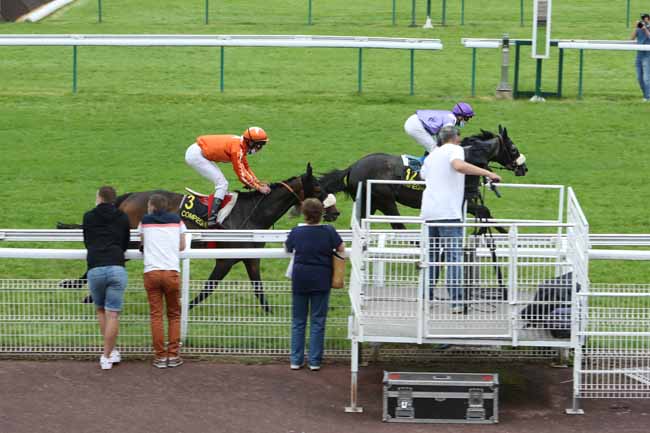 Photo d'arrivée de la course pmu PRIX DU MONT GANELON à COMPIEGNE le Vendredi 4 juin 2021