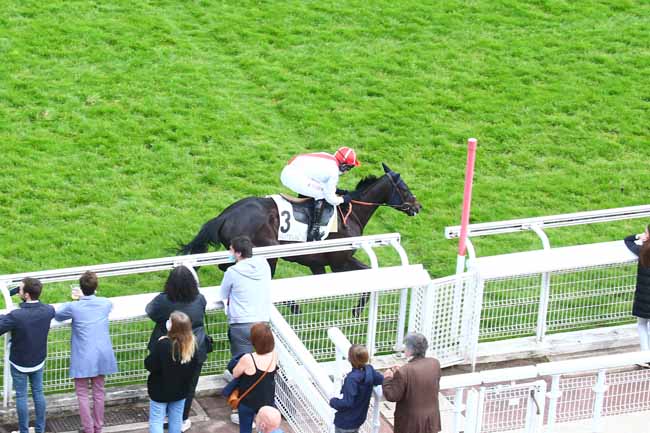 Photo d'arrivée de la course pmu PRIX ROCKING CHAIR à AUTEUIL le Samedi 5 juin 2021