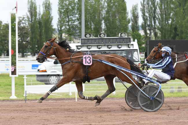 Photo d'arrivée de la course pmu PRIX DE DORNES à VICHY le Lundi 7 juin 2021