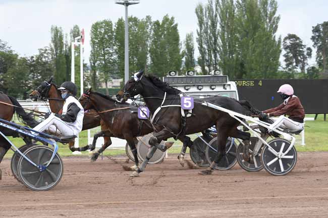 Photo d'arrivée de la course pmu PRIX DE BOURBON L'ARCHAMBAULT à VICHY le Lundi 7 juin 2021