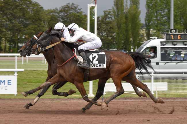 Photo d'arrivée de la course pmu PRIX JEAN TORTEL à VICHY le Lundi 7 juin 2021