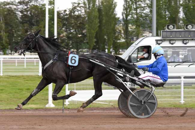 Photo d'arrivée de la course pmu PRIX DU VIVARAIS à VICHY le Lundi 7 juin 2021