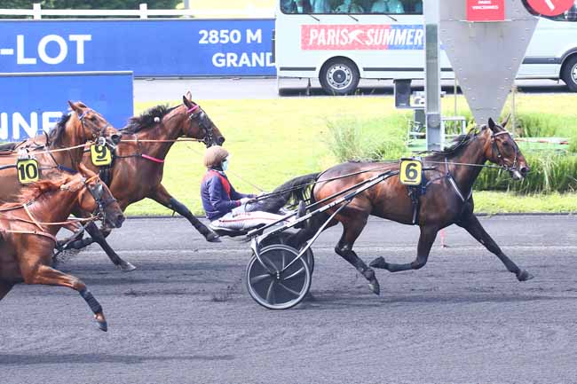 Photo d'arrivée de la course pmu PRIX DE VILLENEUVE-SUR-LOT à PARIS-VINCENNES le Samedi 12 juin 2021