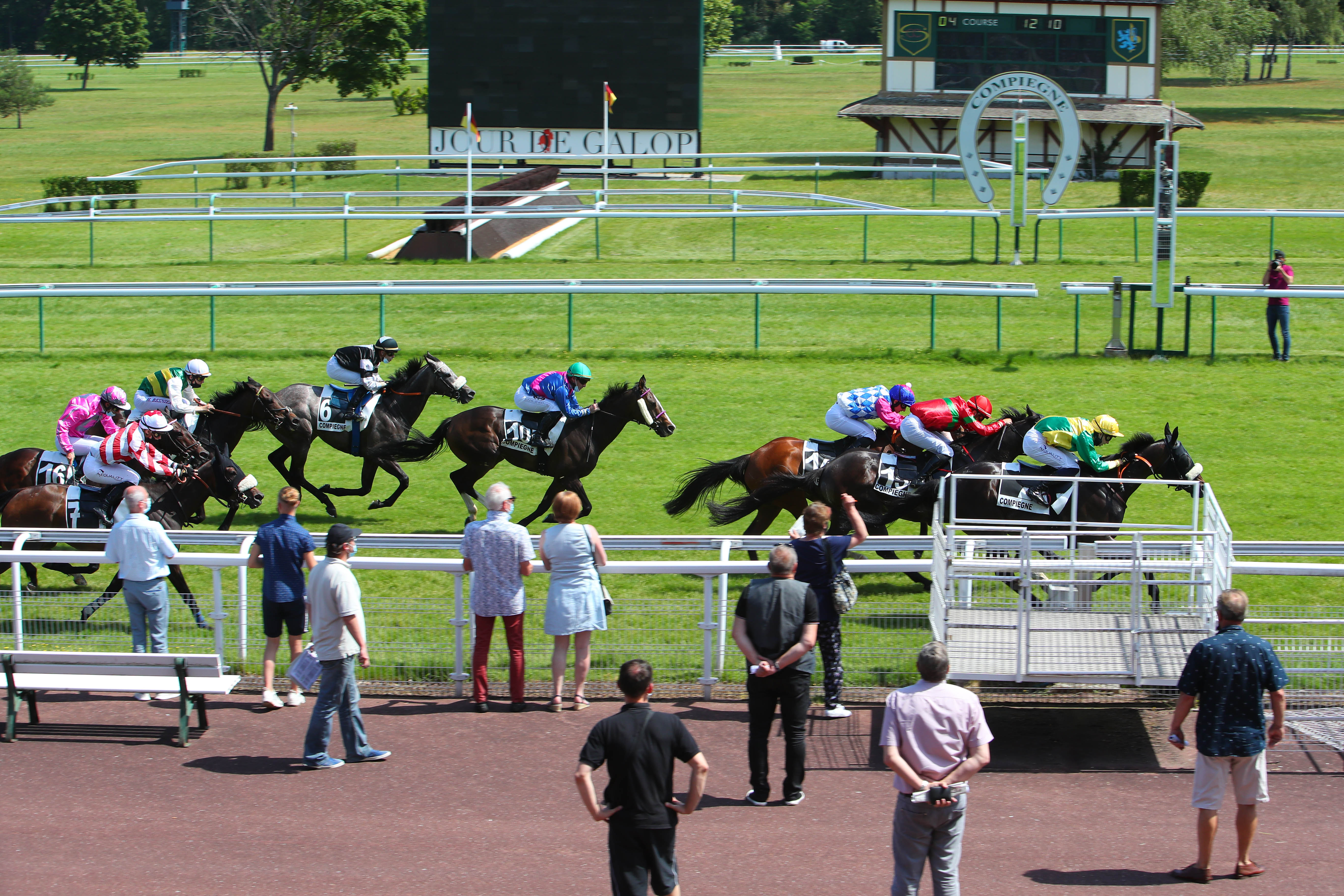 Photo d'arrivée de la course pmu PRIX SAINT-LEGER-AUX-BOIS à COMPIEGNE le Mardi 15 juin 2021