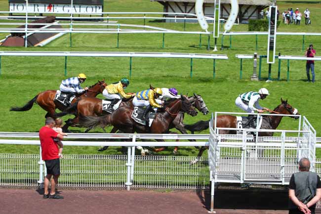 Photo d'arrivée de la course pmu PRIX DU CHATEAU DE PIERREFONDS à COMPIEGNE le Mardi 15 juin 2021