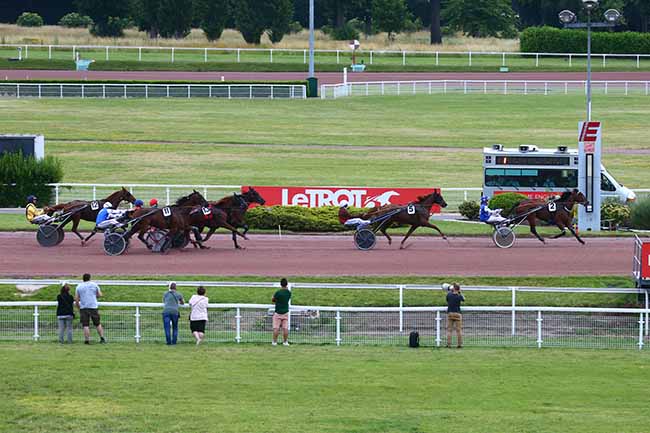 Photo d'arrivée de la course pmu PRIX DES INVALIDES à ENGHIEN le Samedi 19 juin 2021