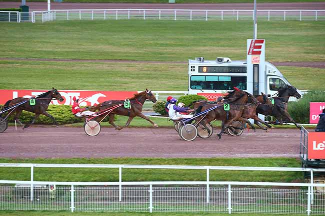 Photo d'arrivée de la course pmu PRIX DE BONNE-NOUVELLE à ENGHIEN le Samedi 19 juin 2021