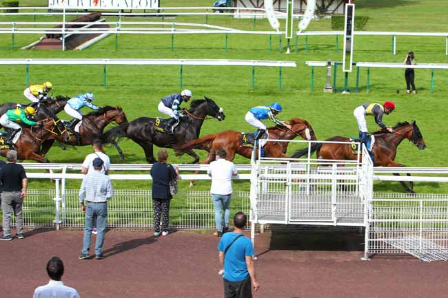 Photo d'arrivée de la course pmu PRIX D'HARAMONT à COMPIEGNE le Vendredi 2 juillet 2021
