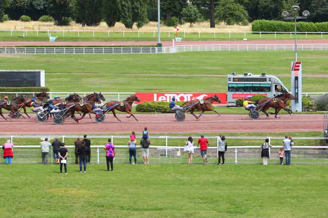Photo d'arrivée de la course pmu PRIX DE LA PLACE DES ALPES à ENGHIEN le Samedi 3 juillet 2021