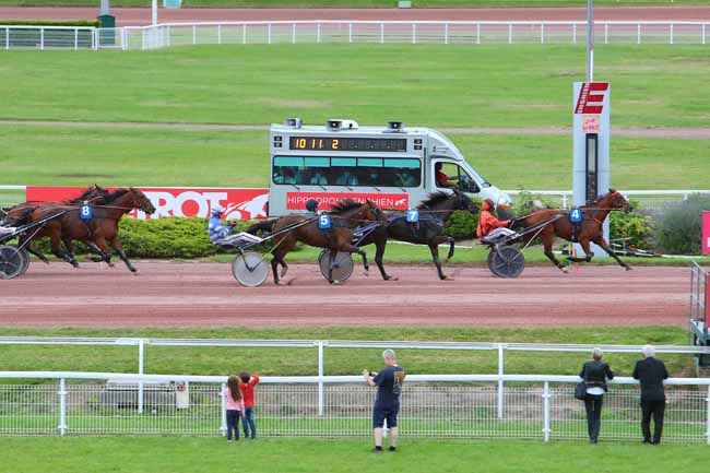 Photo d'arrivée de la course pmu PRIX DU PONT AVAL à ENGHIEN le Samedi 3 juillet 2021