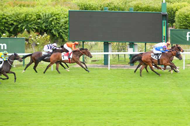 Photo d'arrivée de la course pmu PRIX CHEMIN VERT à SAINT CLOUD le Dimanche 4 juillet 2021