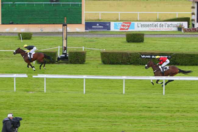 Photo d'arrivée de la course pmu PRIX RACEANDCARE (PRIX LES OUVRES) à CLAIREFONTAINE le Lundi 5 juillet 2021