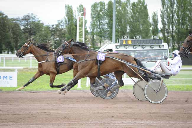 Photo d'arrivée de la course pmu PRIX HÔTEL DE BARCELONE à VICHY le Mardi 6 juillet 2021