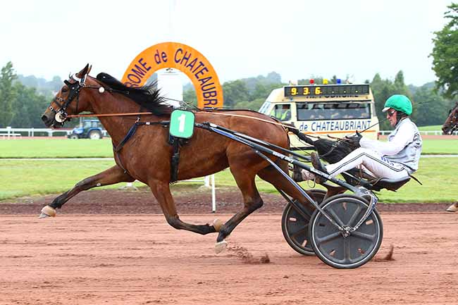 Photo d'arrivée de la course pmu PRIX D'ENGHIEN à CHATEAUBRIANT le Lundi 12 juillet 2021