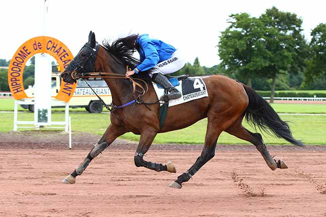 Photo d'arrivée de la course pmu PRIX DE L'ESPÉRANCE à CHATEAUBRIANT le Lundi 12 juillet 2021