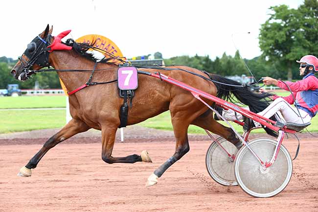 Photo d'arrivée de la course pmu PRIX DE LA VALLÉE DE LA CHÈRE à CHATEAUBRIANT le Lundi 12 juillet 2021
