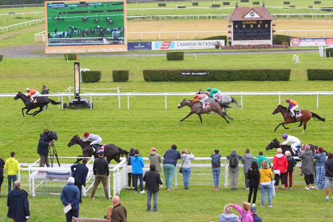 Photo d'arrivée de la course pmu SIGNORINI TARTUFI (PRIX DU CÈDRE BLEU) à CLAIREFONTAINE le Lundi 12 juillet 2021