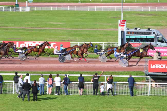 Photo d'arrivée de la course pmu PRIX DE ROCHECHOUART à ENGHIEN le Jeudi 15 juillet 2021