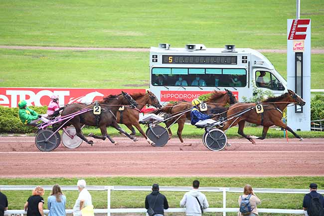 Photo d'arrivée de la course pmu PRIX DU JARDIN DES PLANTES à ENGHIEN le Samedi 17 juillet 2021