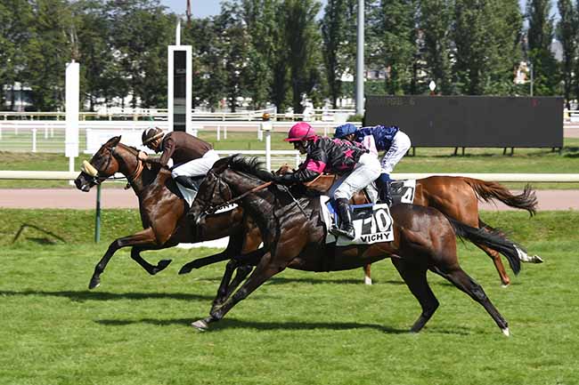 Photo d'arrivée de la course pmu PRIX KRAFFT (PRIX PAUL COUTURIER) à VICHY le Mardi 20 juillet 2021