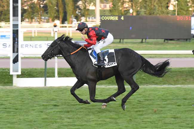 Photo d'arrivée de la course pmu PRIX DES JOUVENCEAUX ET DES JOUVENCELLES - BERNARD FERRAND à VICHY le Mercredi 21 juillet 2021