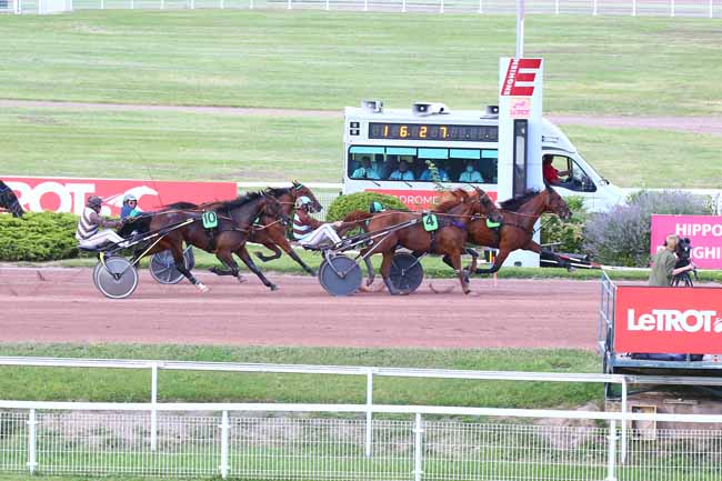 Photo d'arrivée de la course pmu PRIX DE NOTRE DAME à ENGHIEN le Samedi 24 juillet 2021