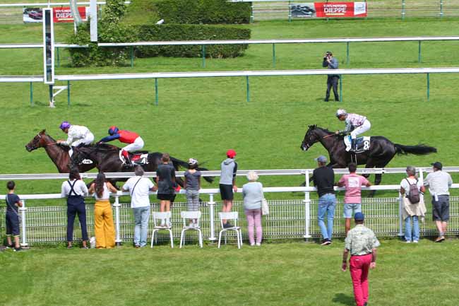 Photo d'arrivée de la course pmu PRIX CITY LIGHT à DIEPPE le Lundi 26 juillet 2021