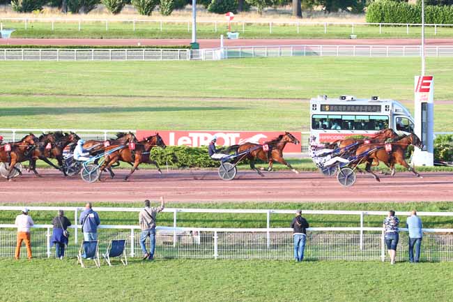 Photo d'arrivée de la course pmu PRIX DU MEDOC à ENGHIEN le Mercredi 28 juillet 2021