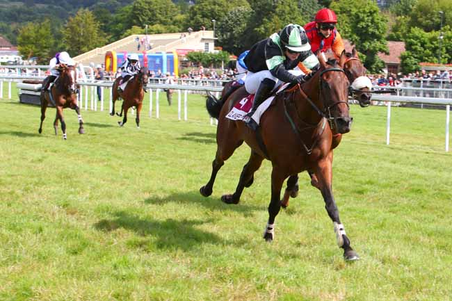 Photo d'arrivée de la course pmu PRIX MAGAZINE INSTANTS CALAVADOS (PRIX DES HELIOTROPES) à CLAIREFONTAINE le Jeudi 29 juillet 2021