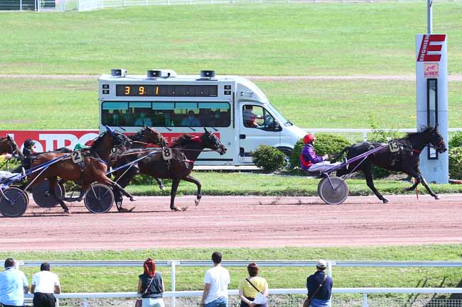 Photo d'arrivée de la course pmu PRIX DE SAINT-GERMAIN DES PRES à ENGHIEN le Dimanche 1 août 2021