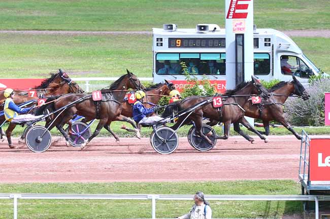 Photo d'arrivée de la course pmu PRIX DE VOUVRAY à ENGHIEN le Dimanche 1 août 2021
