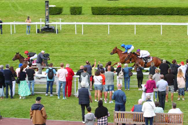 Photo d'arrivée de la course pmu PRIX COTE FLEURIE MAGAZINE (PRIX GRIS VITESSE) à CLAIREFONTAINE le Mercredi 4 août 2021