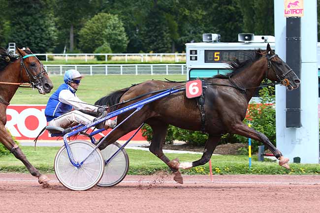 Photo d'arrivée de la course pmu PRIX DE BALIZAC à ENGHIEN le Samedi 7 août 2021