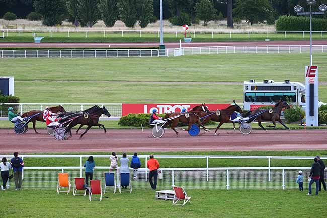Photo d'arrivée de la course pmu PRIX DE LA PORTE DOREE à ENGHIEN le Dimanche 8 août 2021