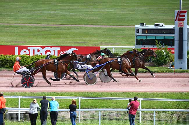 Photo d'arrivée de la course pmu PRIX DE TOURTOIRAC à ENGHIEN le Dimanche 8 août 2021