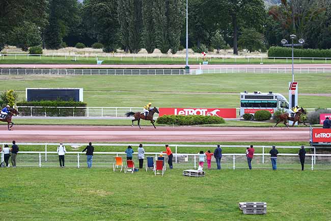 Photo d'arrivée de la course pmu PRIX DE FORGES-LES-EAUX à ENGHIEN le Dimanche 8 août 2021