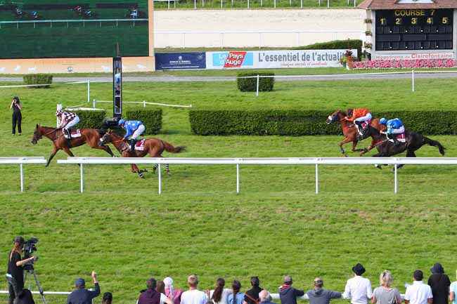 Photo d'arrivée de la course pmu PRIX CASINO TRANCHANT DE VILLERS-SUR-MER (PRIX DES PEUPLIERS) à CLAIREFONTAINE le Vendredi 13 août 2021