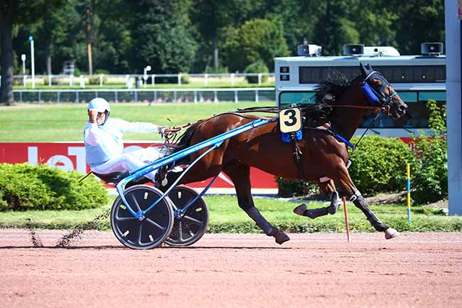 Photo d'arrivée de la course pmu PRIX DE LA GARE DE L'EST à ENGHIEN le Samedi 14 août 2021