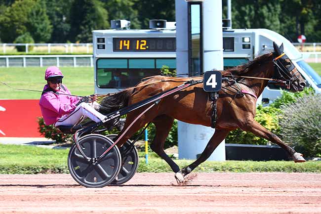 Photo d'arrivée de la course pmu PRIX DE PORNIC à ENGHIEN le Samedi 14 août 2021