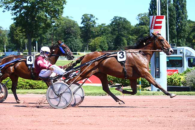 Photo d'arrivée de la course pmu PRIX DE L'HOTEL DE VILLE à ENGHIEN le Samedi 14 août 2021