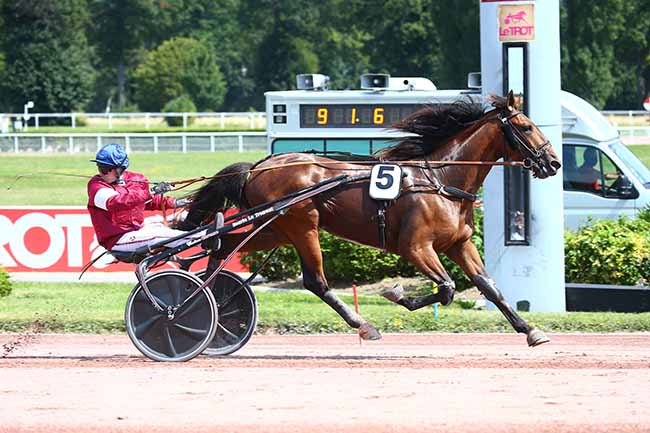 Photo d'arrivée de la course pmu PRIX D'ARGENTEUIL à ENGHIEN le Dimanche 15 août 2021