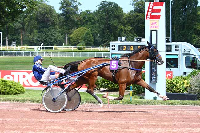 Photo d'arrivée de la course pmu PRIX DE JOUY-LE-MOUTIER à ENGHIEN le Dimanche 15 août 2021