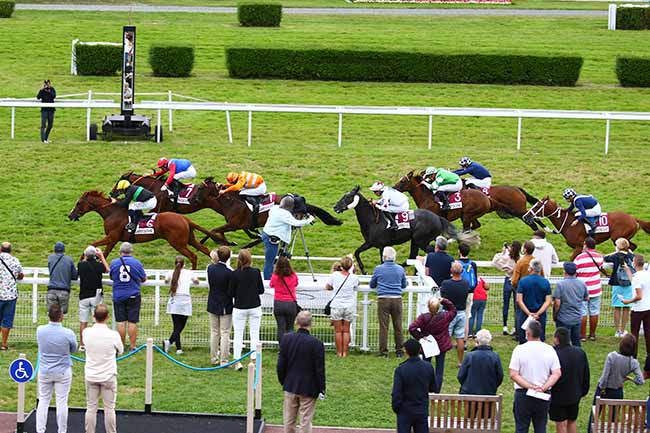 Photo d'arrivée de la course pmu PRIX DE LA CONFRERIE DU PONT L'EVEQUE & DU LIVAROT (PRIX DE LA MARE AUX CANARDS) à CLAIREFONTAINE le Vendredi 20 août 2021